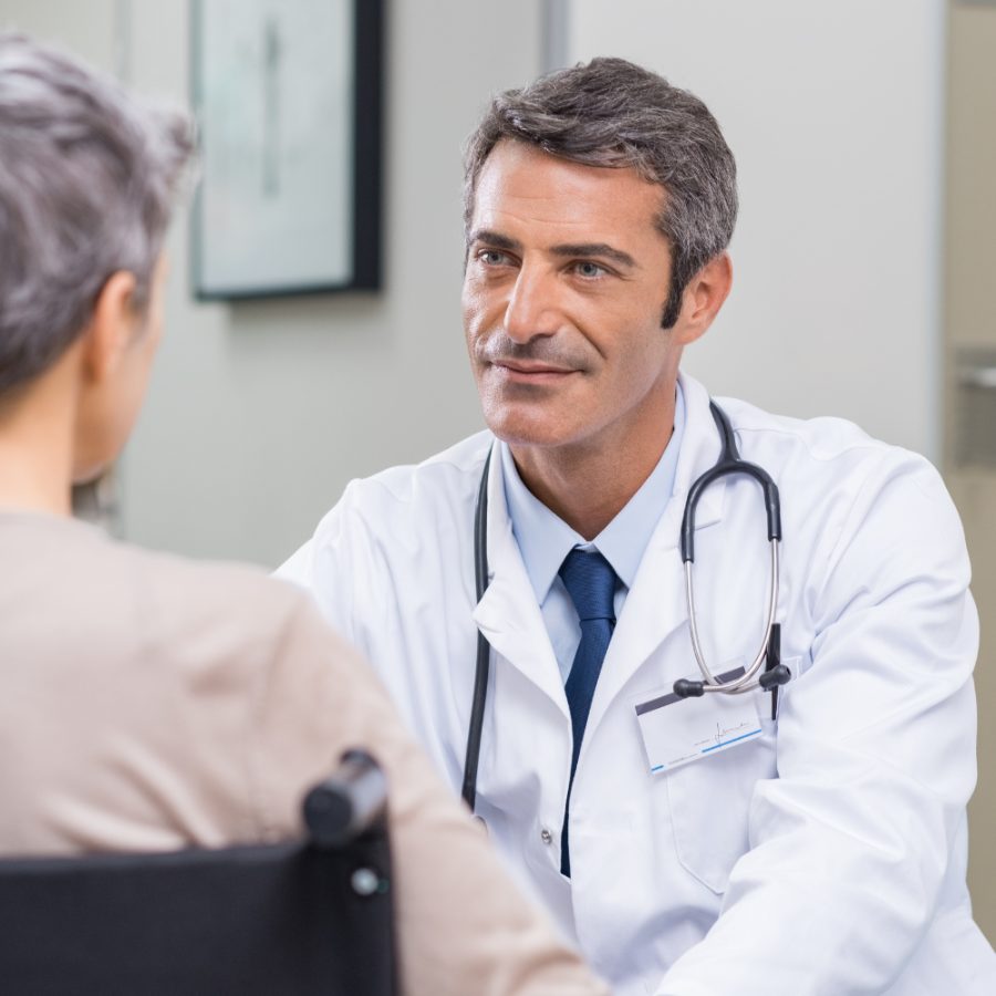 Médecin en consultation