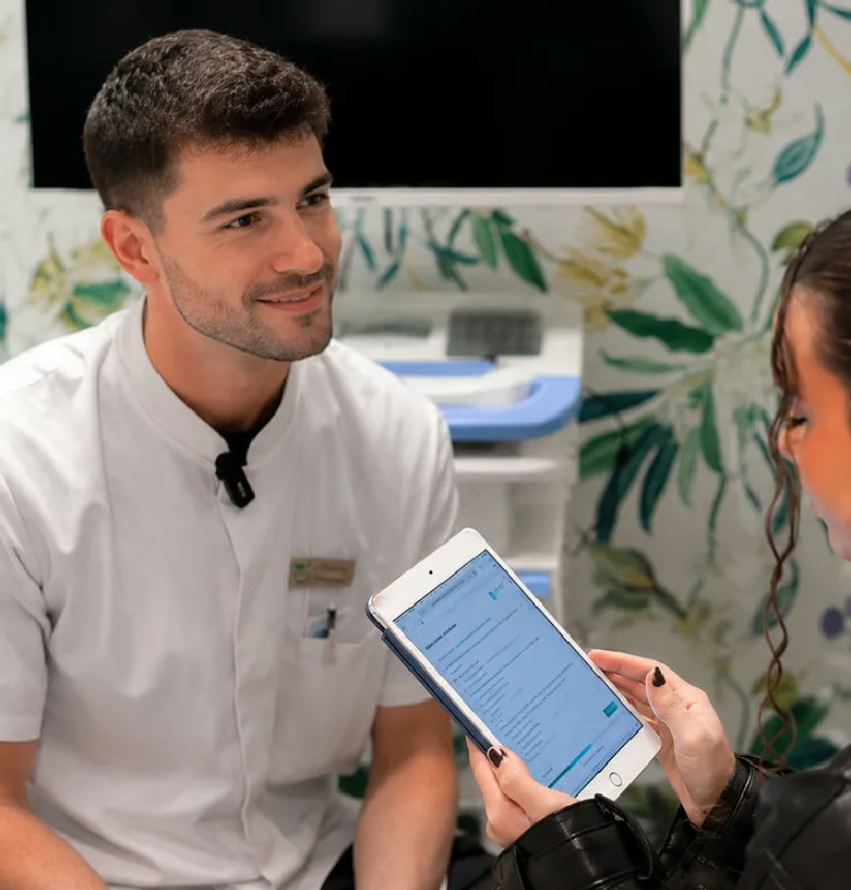 Pharmacien réalisant un bilan de prévention